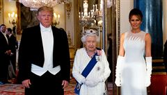 Americký prezident Donald Trump, britská královna Albta II., a první dáma USA...