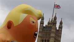 Obí nafukovací figurína Donalda Trumpa se vznesla nad parlament.