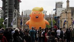 Batole Trump je souástí protest Brit proti americkému prezidentovi.