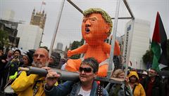 Symbolem londýnských protes proti návtv Donalda Trumpa je jeho podobizna...