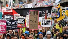 ‚S Trumpem do koše‘. Lidé v Británii protestovali proti návštěvě amerického prezidenta