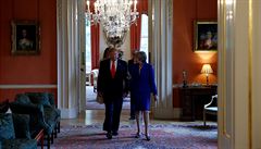 Trumpovi a Mayovi v Downing Street 10.