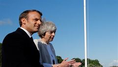 Prezident Macron a premiérka Mayová na plái, kde se ped 75 lety vylodily...