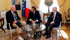 Prezident Emmanuel Macron se setkal s veterány.