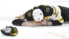 Bostonský kapitán Zdeno Chára leží otřesený na ledě po zásahu pukem do obličeje... | na serveru Lidovky.cz | aktuální zprávy