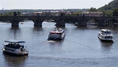 Lodní doprava na Vltav v centru Prahy.