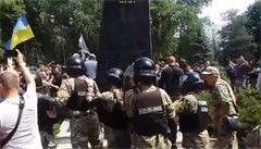 Ukrajint nacionalist strhli v Charkov pomnk marla ukova. Protestovali proti nov stran