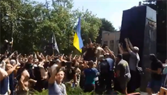 Píznivci ukrajinské krajní pravice v Charkov strhli pomník sovtského marála...