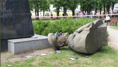 Ukrajintí nacionalisté strhli pomník marála ukova.