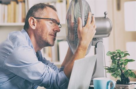 10 tip, jak zvládnout vedro v kancelái