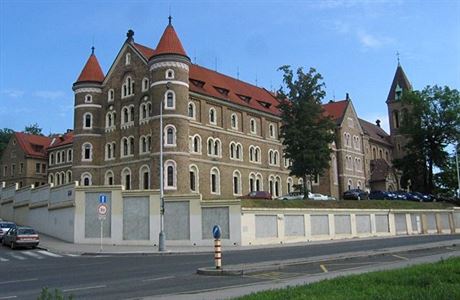 Pošta znovu prodává bývalý klášter na pražském Smíchově, cenu snížila o 67  milionů | Byznys | Lidovky.cz