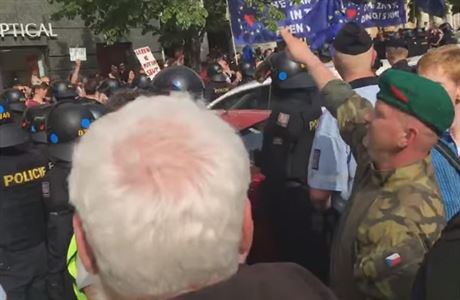Muž, který hajloval na demonstraci SPD, dostal pokutu 30 tisíc a půlroční podmínku. Odvolal se | Domov | Lidovky.cz