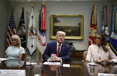 Kellyanne Conwayov po boku svho fa, Donalda Trumpa a jeho manelky Melanie.