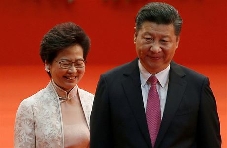 éfka exekutivy Carrie Lam (vlevo) a ínský prezident Si-Tching Ping kráejí...
