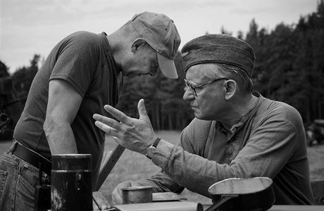 Reisér a herec Stellan Skarsgard. Fotografie z natáení filmu Nabarvené ptáe...