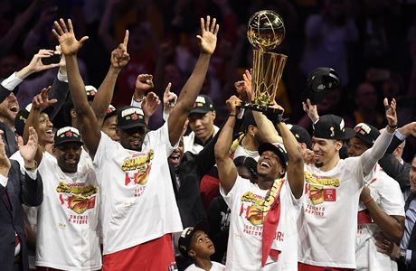 Basketbalisté Toronta Raptors se radují z vítzství v NBA