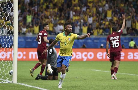 Útoník Brazílie Gabriel Jesus slaví v zápase s Venezuelou branku. Ta ale...