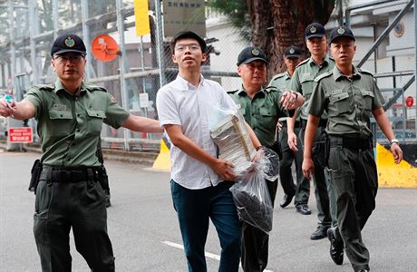 Nkdejí studentský lídr protest Joshua Wong byl proputn z vzení.