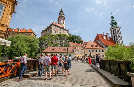 V eském Krumlov je v lét ivo, i pes horké letní poasí je v ulicích plno.