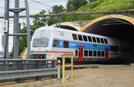Vlak CityElefant vyjídí z Vítkovského tunelu v Praze (ilustraní foto).