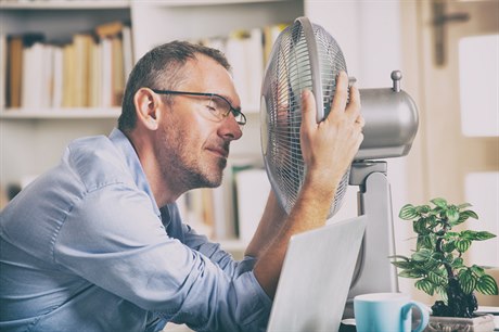 10 tipů, jak zvládnout vedro v kanceláři
