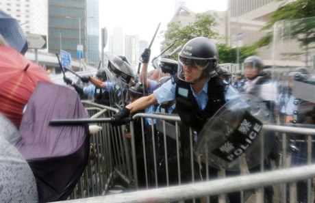 Protest ped budovou parlamentu v Hongkongu se vyhrotil.