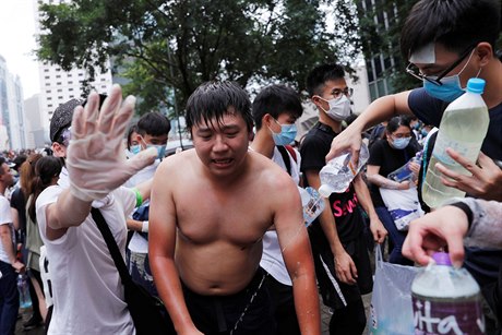 Demonstranti, proti kterým policisté pouili slzný plyn, se museli rychle omýt...