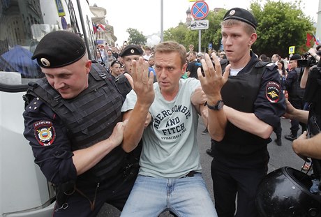 Policie zatkla pi protestech i opoziního aktivistu Alexeje Navalného.