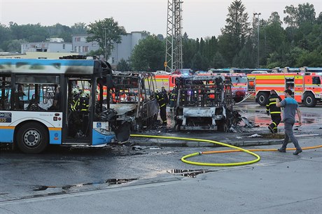 Celkem 12 zaparkovaných autobus pokodil veer poár v garáích Dopravního...