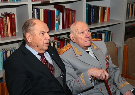 Filipp Bobkov (vlevo) bhem svých narozenin v roce 2015.