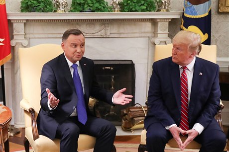 Americký prezident Donald Trump s polským prezidentem Andrzejem Dudou na...