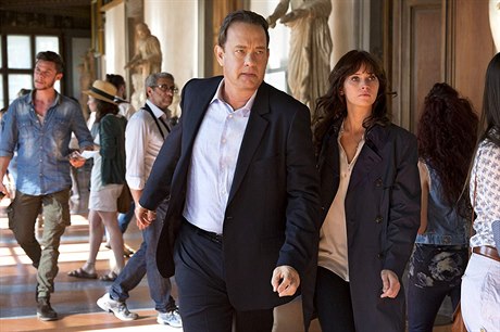 Robert Langdon (Tom Hanks) a Sienna Broksová (Felicity Jonesová). Snímek...