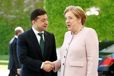 Ukrajinský prezident Volodymyr Zelenskyj a nmecká kancléka Angela Merkelová...