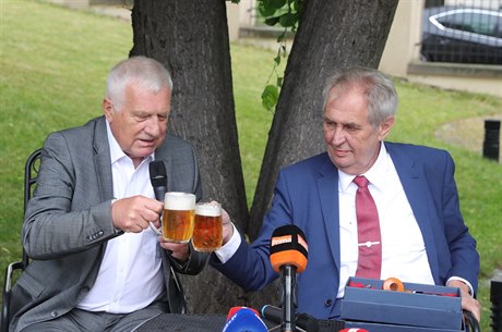 Bývalý a současný prezident si na oslavě narozenin přiťukli pivem.