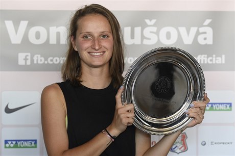 Markéta Vondroušová s talířem pro finalistku French Open.