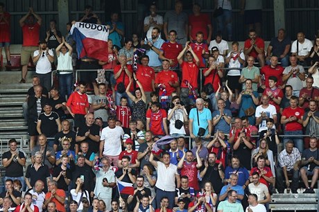 Fanoušci v Olomouci se radují z výhry nad Černou Horou.