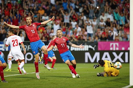 Tomáš Souček a Marek Suchý se radují z úvodního gólu Česka.