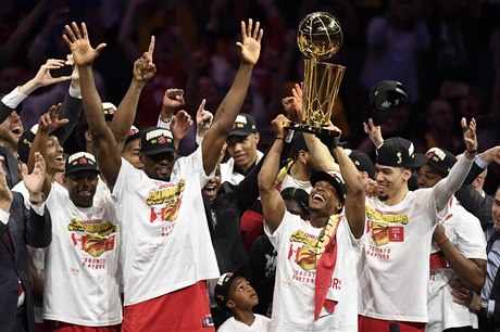 Basketbalisté Toronta Raptors se radují z vítězství v NBA