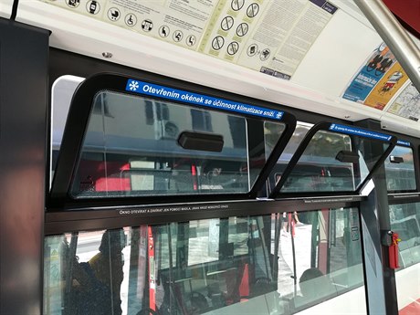 Otevená okna v klimatizované praské tramvaji.