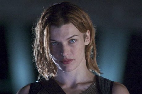 Milla Jovovich ve filmu, který ji proslavil - Resident Evil.