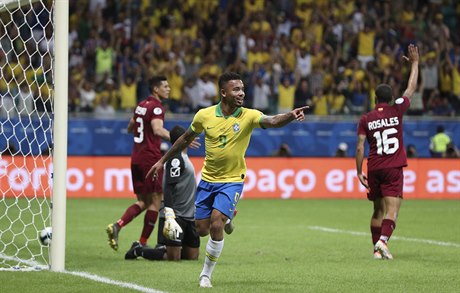 Útočník Brazílie Gabriel Jesus slaví v zápase s Venezuelou branku. Ta ale...