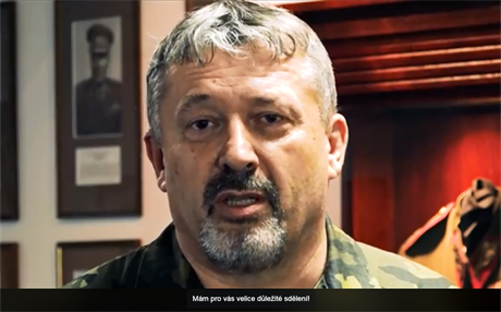 Náčelník Generálního štábu, generál Aleš Opata, promlouvá k veřejnosti z videa...