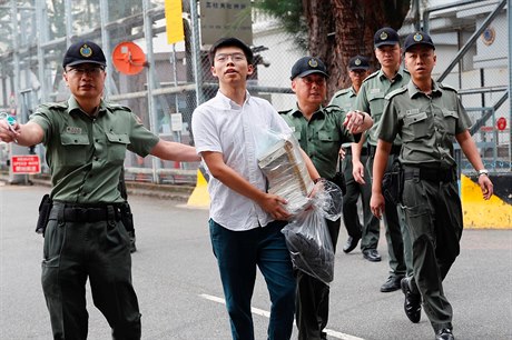 Nkdejí studentský lídr protest Joshua Wong byl proputn z vzení.