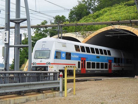 Vlak CityElefant vyjíždí z Vítkovského tunelu v Praze (ilustrační foto).