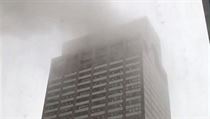 Ze střechy výškové budovy v centru New Yorku se valí kouř, poté co na ni...