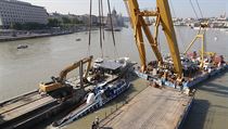 Jeb, kter zvedne a 200 tun, vytahuje vrak lodi ze dna Dunaje v Budapeti.