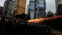 Policist stl slzn plyn na demonstraci v Hong Kongu.
