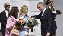 Nov slovensk prezidentka Zuzana aputov (uprosted) pevzala Prezidentsk...