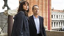 Robert Langdon (Tom Hanks) a Sienna Broksov (Felicity Jonesov). Snmek...