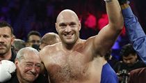 Tyson Fury se raduje spolu se svm kouem z vhry nad Tomem Schwarzem.